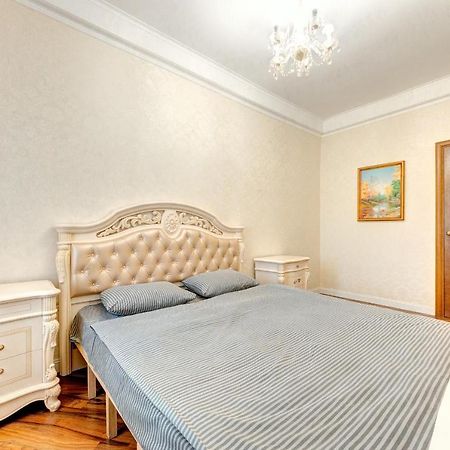 Apartments With 3 Rooms Near Palace Ukraine Kiev Exteriör bild
