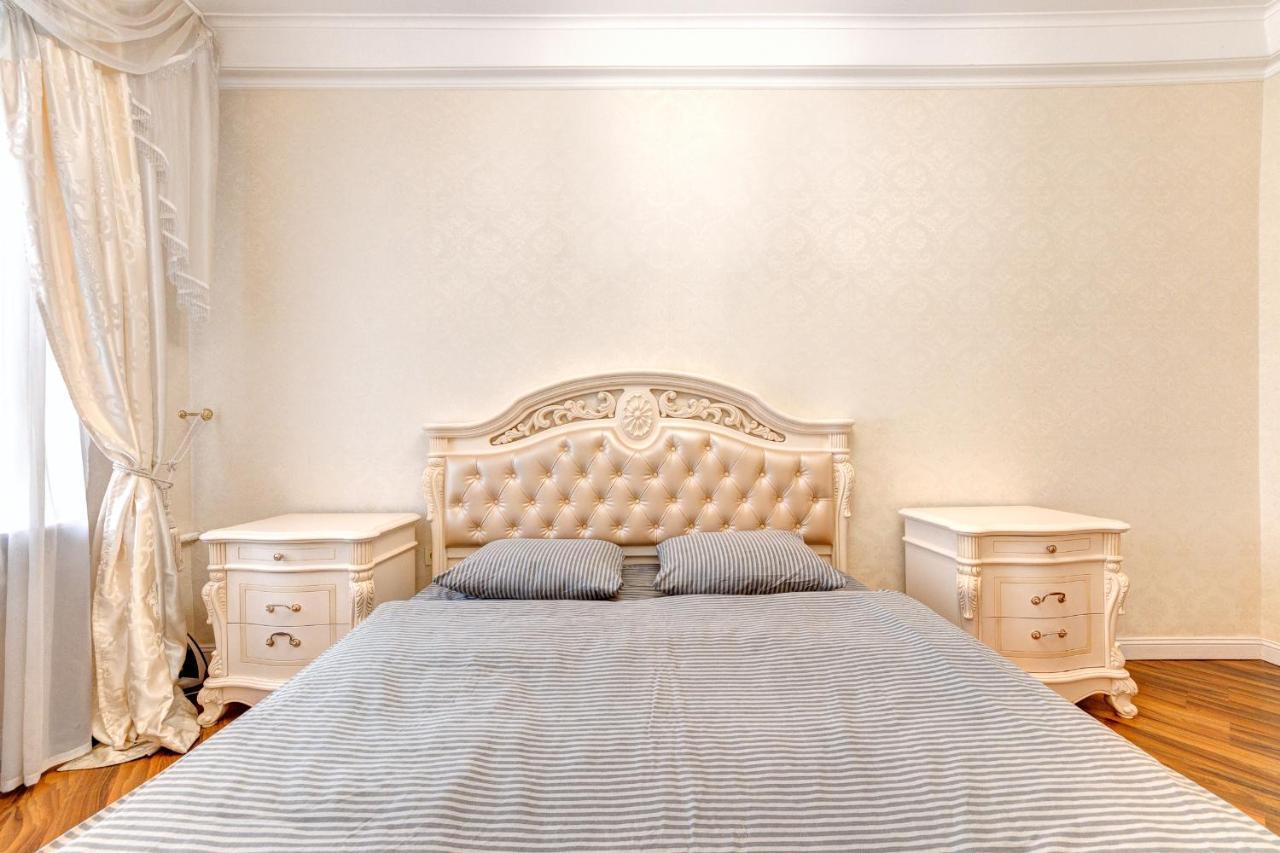 Apartments With 3 Rooms Near Palace Ukraine Kiev Exteriör bild